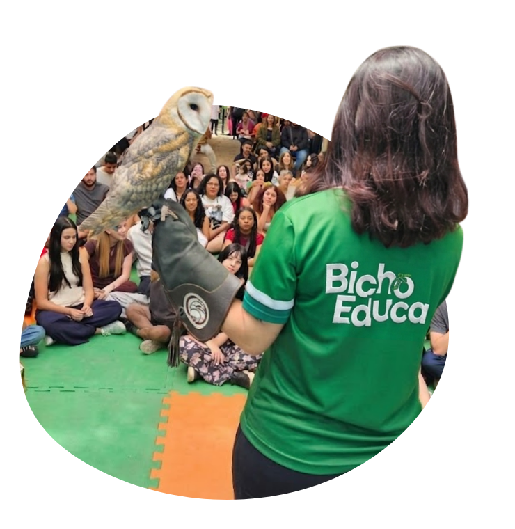 Apresentadora Bicho Educa com coruja em frente a plateia